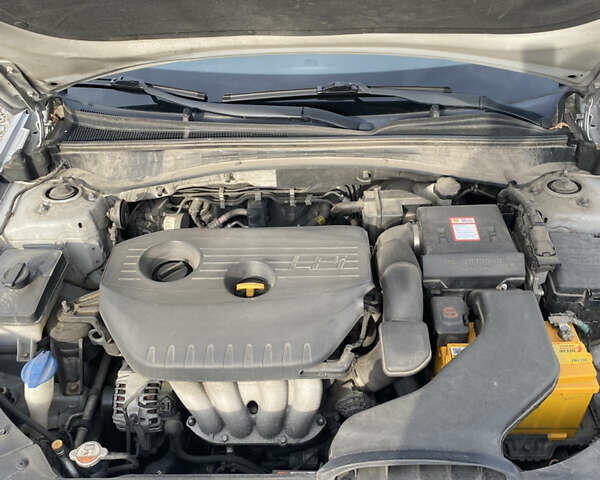 Сірий Кіа K5, об'ємом двигуна 2 л та пробігом 142 тис. км за 10000 $, фото 18 на Automoto.ua