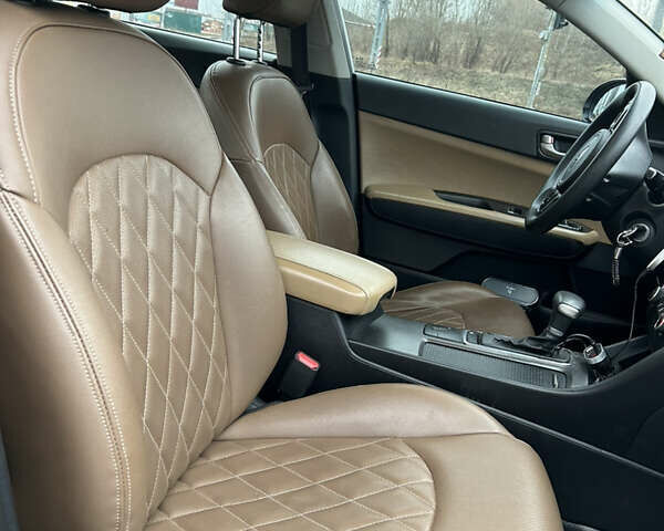 Серый Киа K5, объемом двигателя 2 л и пробегом 300 тыс. км за 10300 $, фото 37 на Automoto.ua