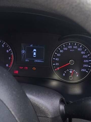 Сірий Кіа K5, об'ємом двигуна 2 л та пробігом 240 тис. км за 12000 $, фото 10 на Automoto.ua