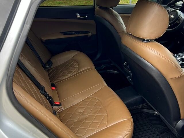 Серый Киа K5, объемом двигателя 2 л и пробегом 200 тыс. км за 9600 $, фото 10 на Automoto.ua