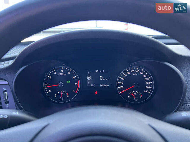 Серый Киа K5, объемом двигателя 2 л и пробегом 240 тыс. км за 12500 $, фото 13 на Automoto.ua