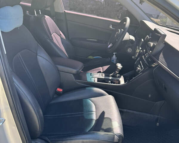 Серый Киа K5, объемом двигателя 2 л и пробегом 247 тыс. км за 10500 $, фото 5 на Automoto.ua