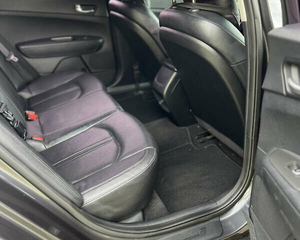 Сірий Кіа K5, об'ємом двигуна 2 л та пробігом 210 тис. км за 13100 $, фото 9 на Automoto.ua