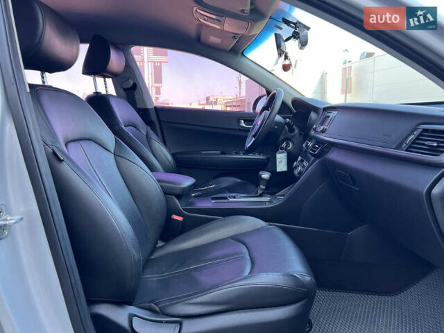 Серый Киа K5, объемом двигателя 2 л и пробегом 240 тыс. км за 12500 $, фото 26 на Automoto.ua