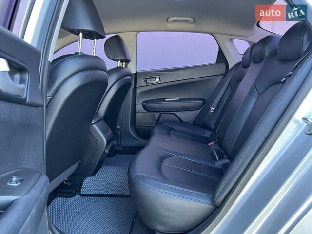 Серый Киа K5, объемом двигателя 2 л и пробегом 240 тыс. км за 12500 $, фото 24 на Automoto.ua