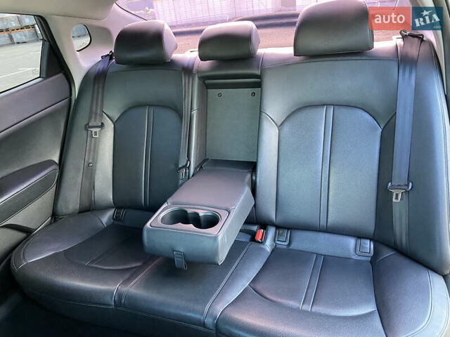 Серый Киа K5, объемом двигателя 2 л и пробегом 320 тыс. км за 14500 $, фото 21 на Automoto.ua