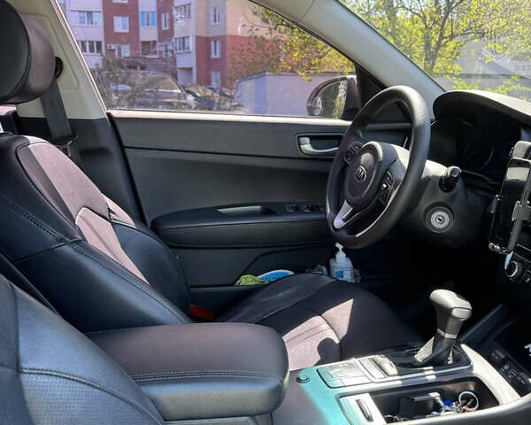Серый Киа K5, объемом двигателя 2 л и пробегом 247 тыс. км за 10500 $, фото 4 на Automoto.ua