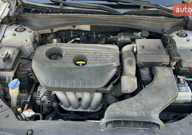 Сірий Кіа K5, об'ємом двигуна 2 л та пробігом 267 тис. км за 13700 $, фото 6 на Automoto.ua