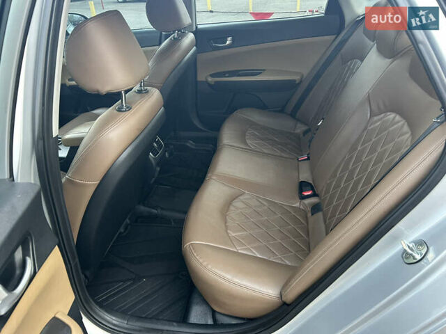 Серый Киа K5, объемом двигателя 2 л и пробегом 300 тыс. км за 10300 $, фото 8 на Automoto.ua
