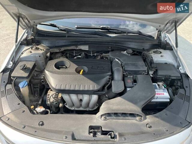 Серый Киа K5, объемом двигателя 2 л и пробегом 281 тыс. км за 11250 $, фото 19 на Automoto.ua
