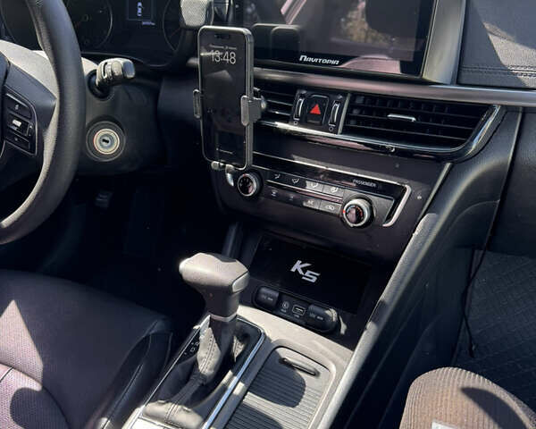 Серый Киа K5, объемом двигателя 2 л и пробегом 247 тыс. км за 10500 $, фото 6 на Automoto.ua