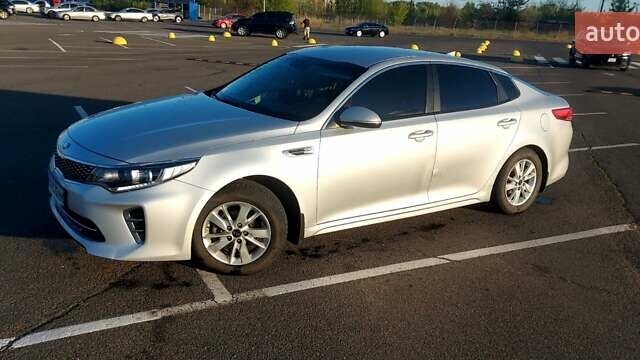 Серый Киа K5, объемом двигателя 2 л и пробегом 290 тыс. км за 12000 $, фото 9 на Automoto.ua