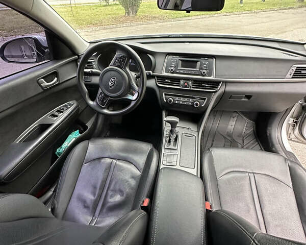Сірий Кіа K5, об'ємом двигуна 2 л та пробігом 305 тис. км за 10850 $, фото 8 на Automoto.ua