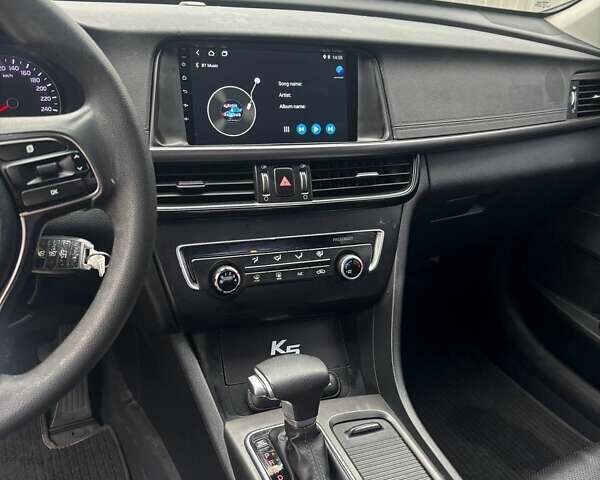Серый Киа K5, объемом двигателя 2 л и пробегом 244 тыс. км за 11990 $, фото 12 на Automoto.ua