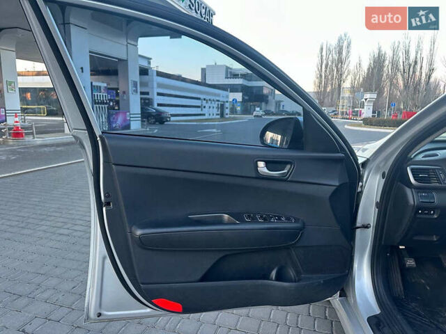 Серый Киа K5, объемом двигателя 2 л и пробегом 292 тыс. км за 11000 $, фото 17 на Automoto.ua