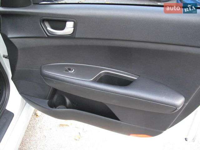 Сірий Кіа K5, об'ємом двигуна 2 л та пробігом 291 тис. км за 12800 $, фото 29 на Automoto.ua