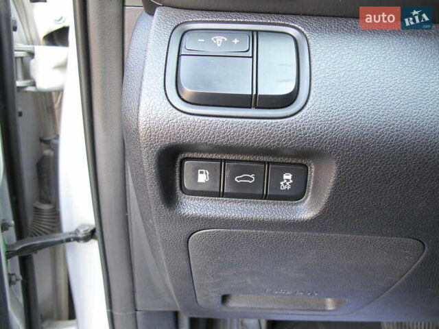 Серый Киа K5, объемом двигателя 2 л и пробегом 309 тыс. км за 11700 $, фото 49 на Automoto.ua