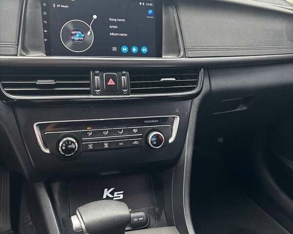 Серый Киа K5, объемом двигателя 2 л и пробегом 244 тыс. км за 11990 $, фото 7 на Automoto.ua