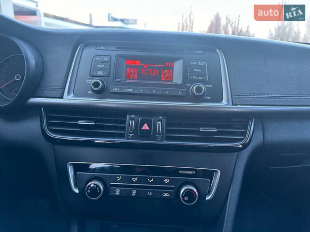 Серый Киа K5, объемом двигателя 2 л и пробегом 292 тыс. км за 11000 $, фото 39 на Automoto.ua