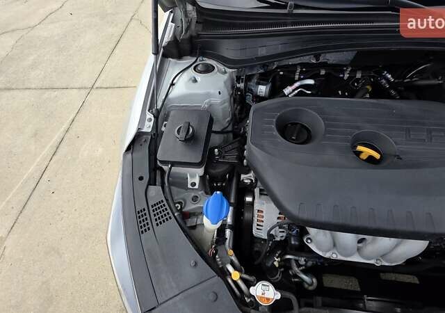 Серый Киа K5, объемом двигателя 2 л и пробегом 190 тыс. км за 12490 $, фото 12 на Automoto.ua