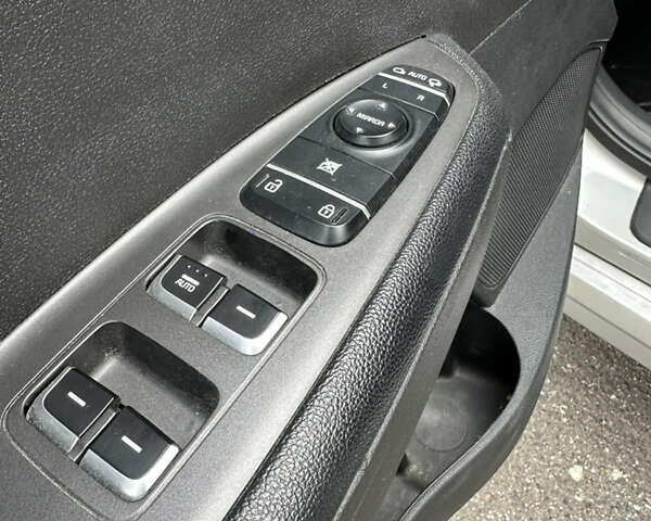 Сірий Кіа K5, об'ємом двигуна 2 л та пробігом 305 тис. км за 10850 $, фото 10 на Automoto.ua