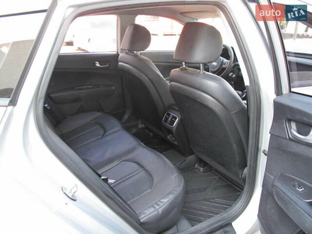 Серый Киа K5, объемом двигателя 2 л и пробегом 309 тыс. км за 11700 $, фото 37 на Automoto.ua