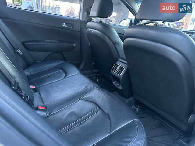Серый Киа K5, объемом двигателя 2 л и пробегом 292 тыс. км за 11000 $, фото 30 на Automoto.ua