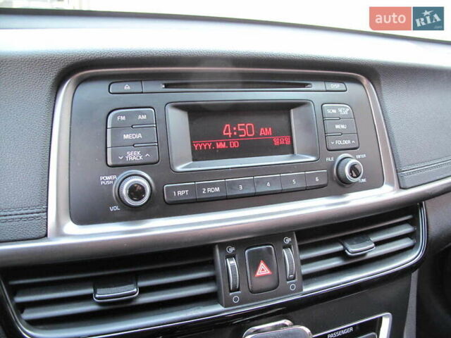 Серый Киа K5, объемом двигателя 2 л и пробегом 309 тыс. км за 11700 $, фото 58 на Automoto.ua
