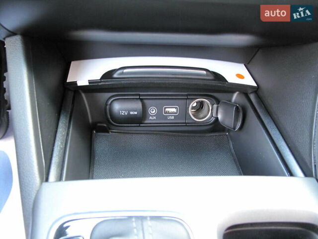 Серый Киа K5, объемом двигателя 2 л и пробегом 309 тыс. км за 11700 $, фото 71 на Automoto.ua