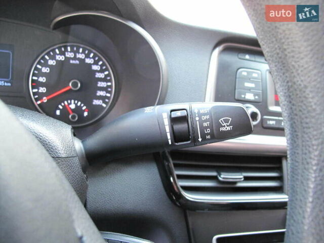 Серый Киа K5, объемом двигателя 2 л и пробегом 309 тыс. км за 11700 $, фото 56 на Automoto.ua