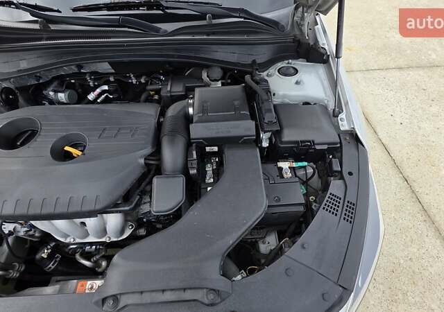 Серый Киа K5, объемом двигателя 2 л и пробегом 190 тыс. км за 12490 $, фото 11 на Automoto.ua