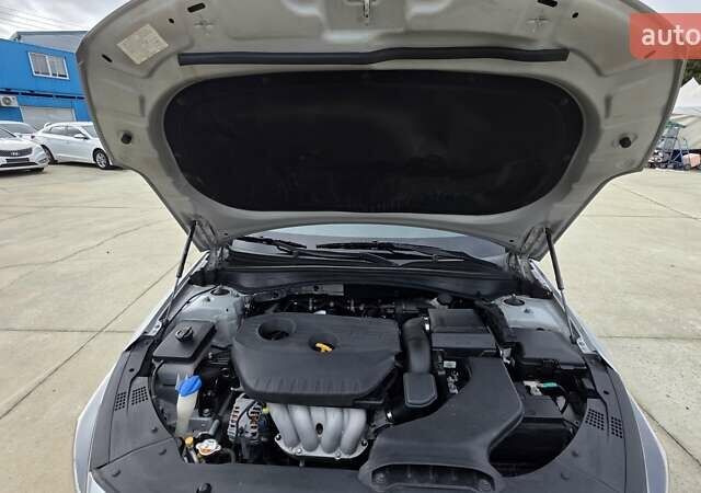 Серый Киа K5, объемом двигателя 2 л и пробегом 190 тыс. км за 12490 $, фото 10 на Automoto.ua