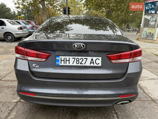 Серый Киа K5, объемом двигателя 2 л и пробегом 153 тыс. км за 13500 $, фото 4 на Automoto.ua
