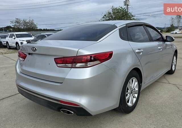 Серый Киа K5, объемом двигателя 2 л и пробегом 190 тыс. км за 12490 $, фото 5 на Automoto.ua