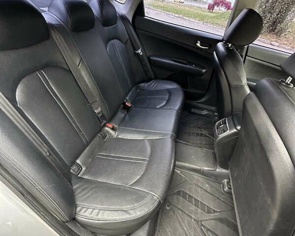 Сірий Кіа K5, об'ємом двигуна 2 л та пробігом 305 тис. км за 10850 $, фото 7 на Automoto.ua