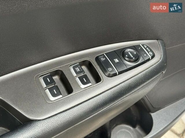 Серый Киа K5, объемом двигателя 2 л и пробегом 159 тыс. км за 9990 $, фото 10 на Automoto.ua