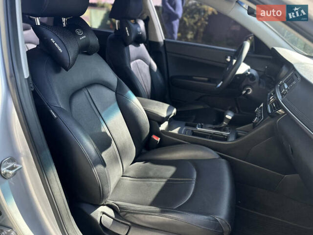 Серый Киа K5, объемом двигателя 2 л и пробегом 73 тыс. км за 15800 $, фото 11 на Automoto.ua
