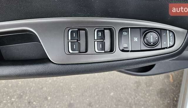 Серый Киа K5, объемом двигателя 2 л и пробегом 206 тыс. км за 14900 $, фото 12 на Automoto.ua