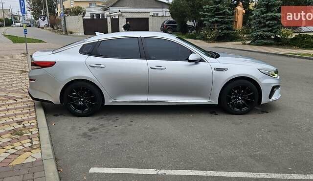 Серый Киа K5, объемом двигателя 2 л и пробегом 206 тыс. км за 14900 $, фото 1 на Automoto.ua