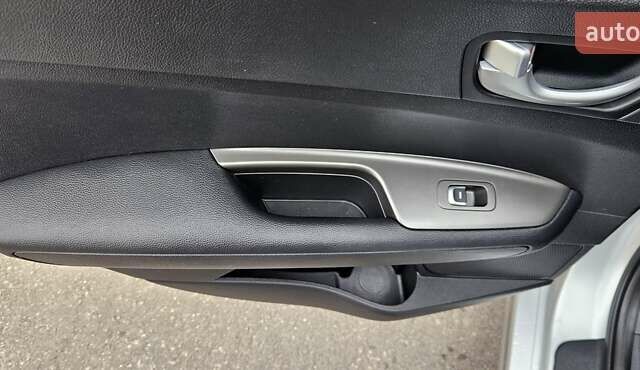 Серый Киа K5, объемом двигателя 2 л и пробегом 206 тыс. км за 14900 $, фото 15 на Automoto.ua