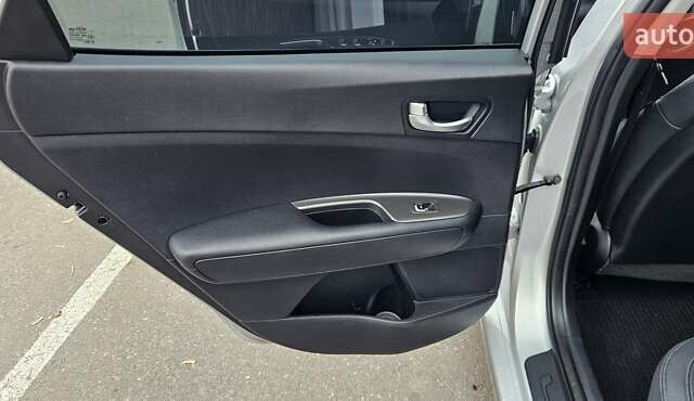 Серый Киа K5, объемом двигателя 2 л и пробегом 206 тыс. км за 14900 $, фото 16 на Automoto.ua