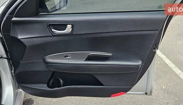 Серый Киа K5, объемом двигателя 2 л и пробегом 206 тыс. км за 14900 $, фото 30 на Automoto.ua