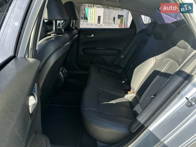 Серый Киа K5, объемом двигателя 2 л и пробегом 73 тыс. км за 15800 $, фото 17 на Automoto.ua