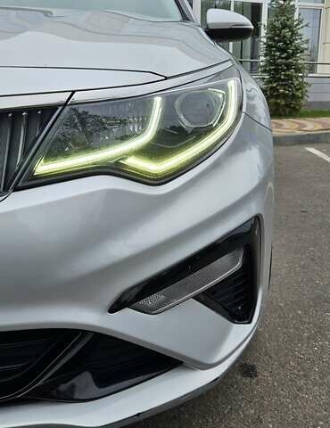 Серый Киа K5, объемом двигателя 2 л и пробегом 206 тыс. км за 14900 $, фото 4 на Automoto.ua