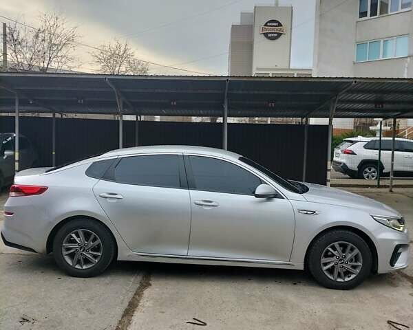 Серый Киа K5, объемом двигателя 2 л и пробегом 176 тыс. км за 16500 $, фото 2 на Automoto.ua