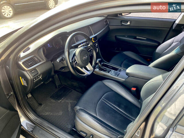 Серый Киа K5, объемом двигателя 2 л и пробегом 157 тыс. км за 18200 $, фото 7 на Automoto.ua