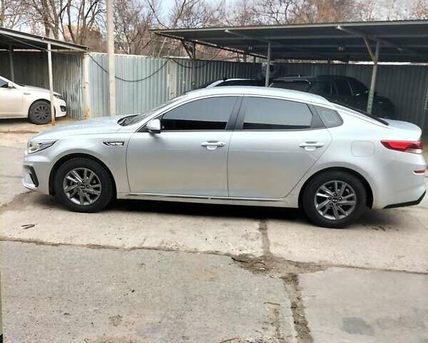 Серый Киа K5, объемом двигателя 2 л и пробегом 176 тыс. км за 16500 $, фото 3 на Automoto.ua