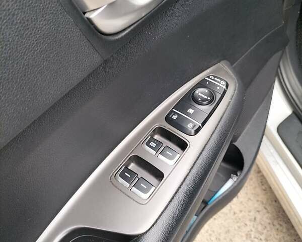 Серый Киа K5, объемом двигателя 2 л и пробегом 176 тыс. км за 16500 $, фото 4 на Automoto.ua
