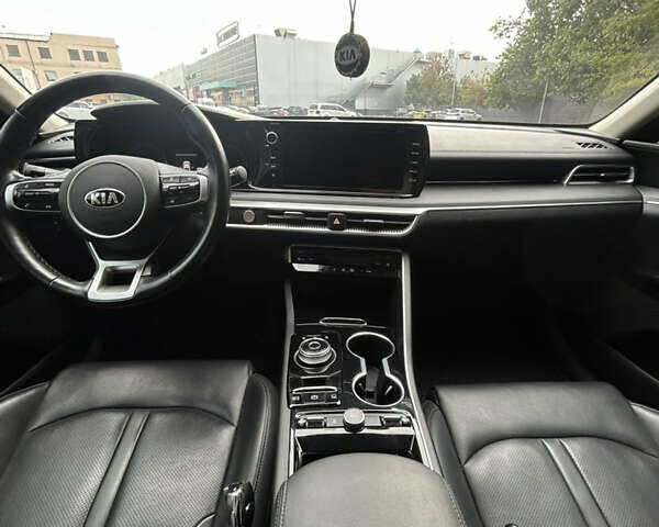 Серый Киа K5, объемом двигателя 2 л и пробегом 90 тыс. км за 23589 $, фото 7 на Automoto.ua