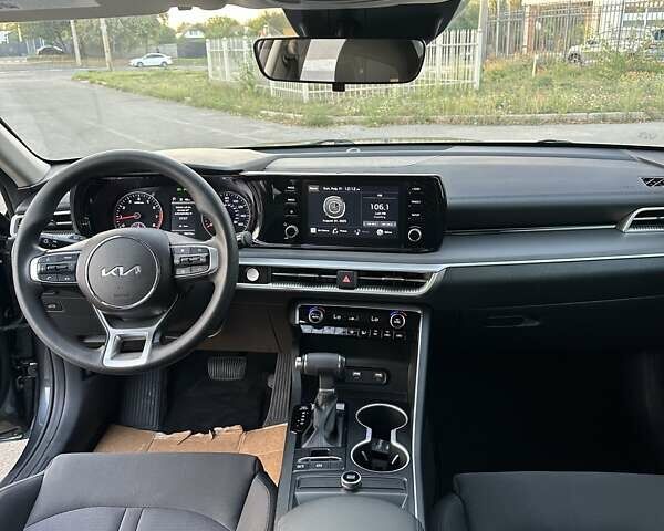 Серый Киа K5, объемом двигателя 1.6 л и пробегом 76 тыс. км за 21500 $, фото 11 на Automoto.ua